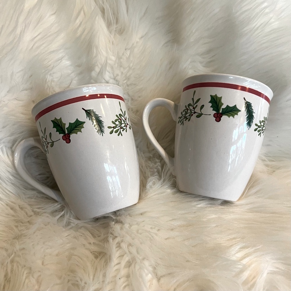2 Royal Norfolk Greenbrier International Christmas Holly Berry Mugs‎ Cups White